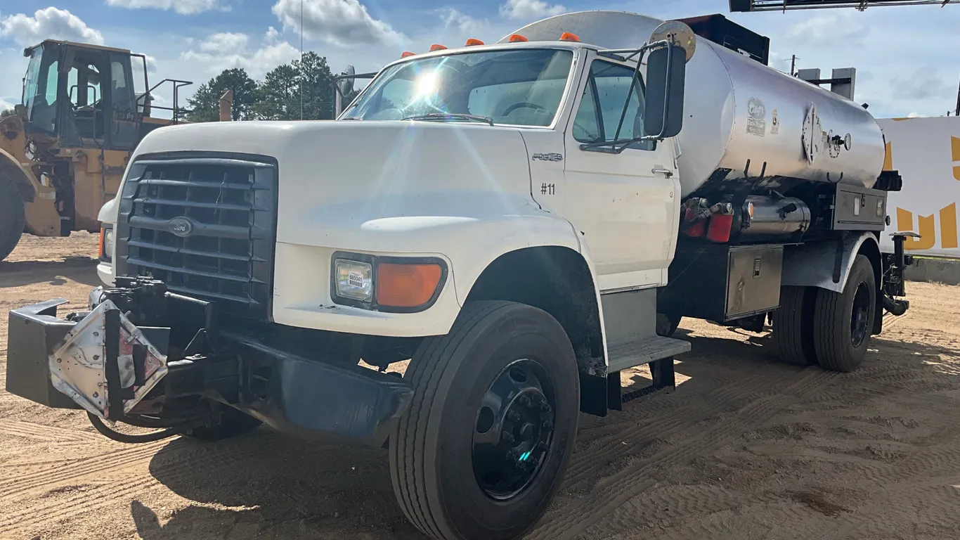 ENTYRE BLACK TOPPER SERIES 2000 1998 FORD F-800 ASPHALT DISTRIBUTOR TRUCK VIN: 1FDXF80CXWVA20043