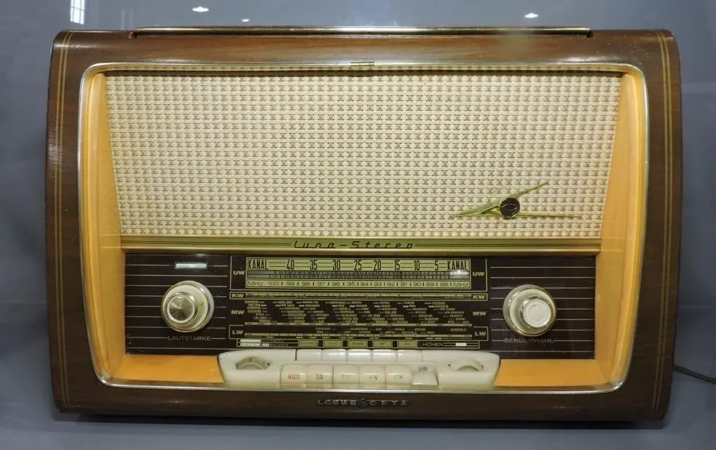 50/60'S LOEWE-OPTA LUNA-PHONO-STEREO VACUUM TUBE
