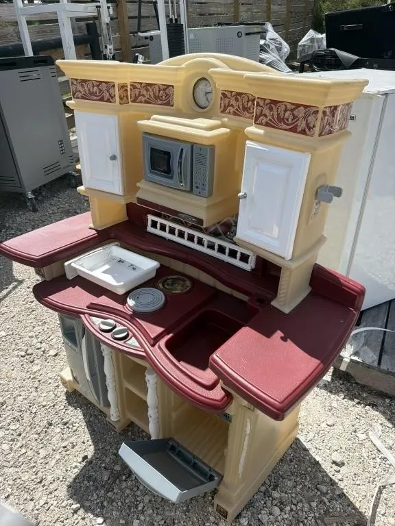 CHILD'S PLAY KITCHEN SET