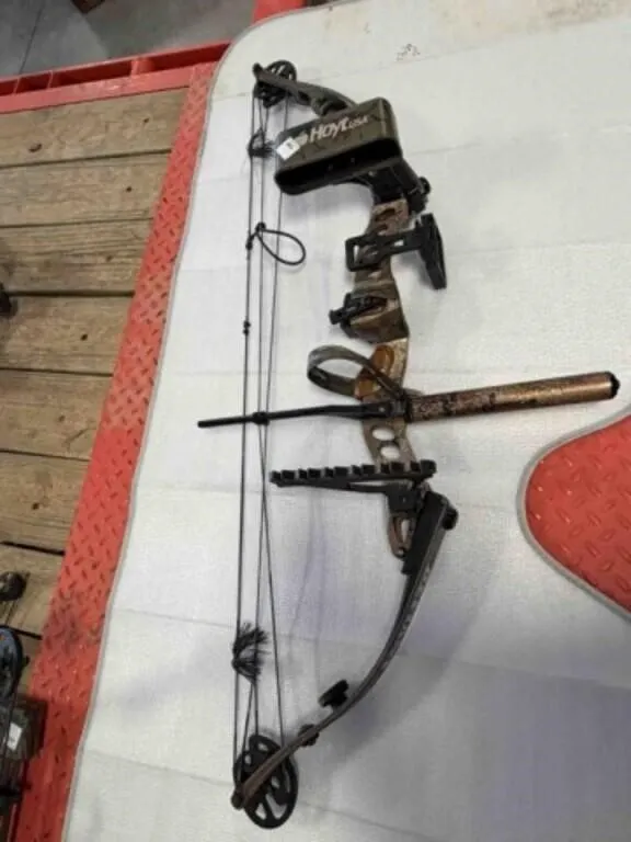 Hoyt Defiant compound box; limb saver; quiver