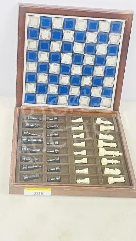 13" square chess board complete w/ men