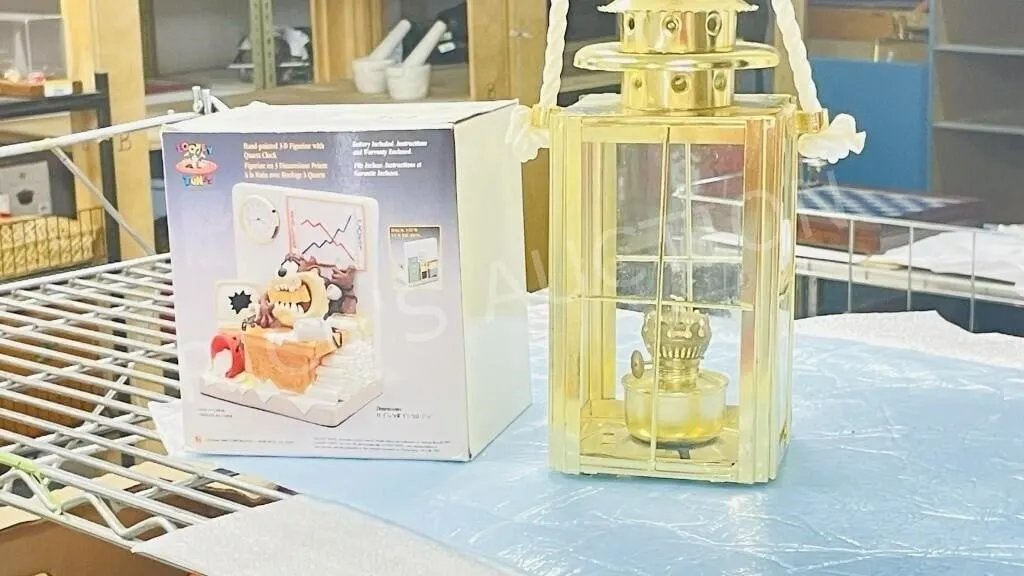 Looney Tunes 3D figurine + brass candle lantern
