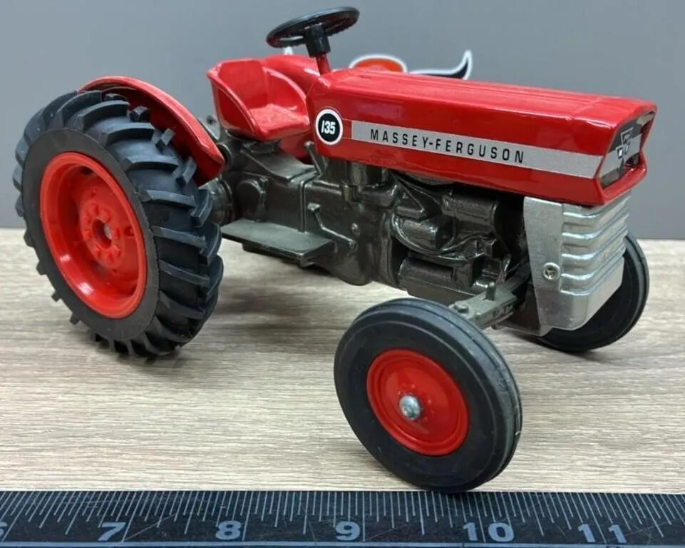 1:16 ERTL Massey Ferguson 135 Tractor.