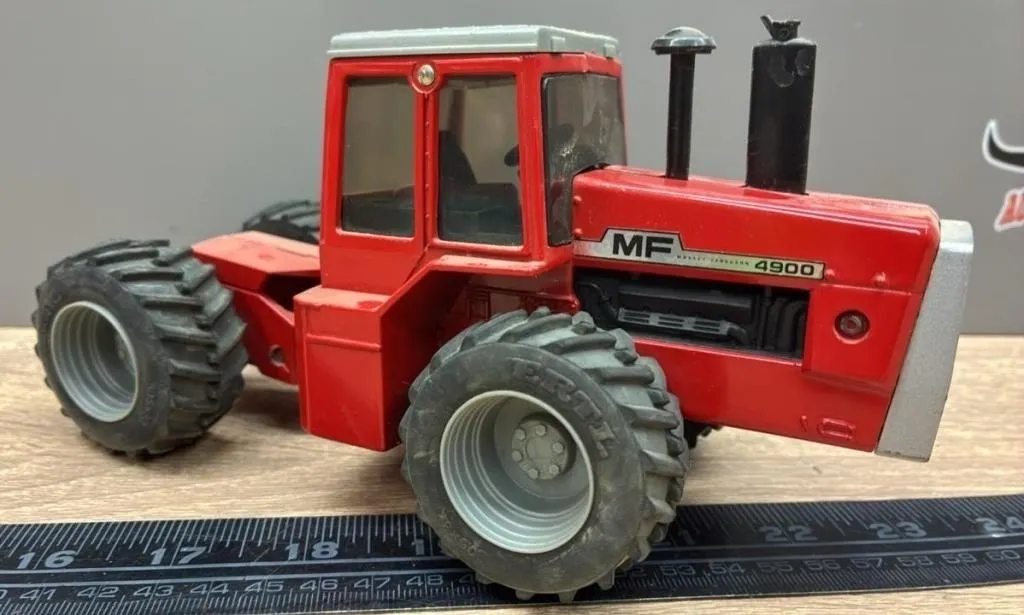 1:32 ERTL Massey Ferguson 4900 Tractor.