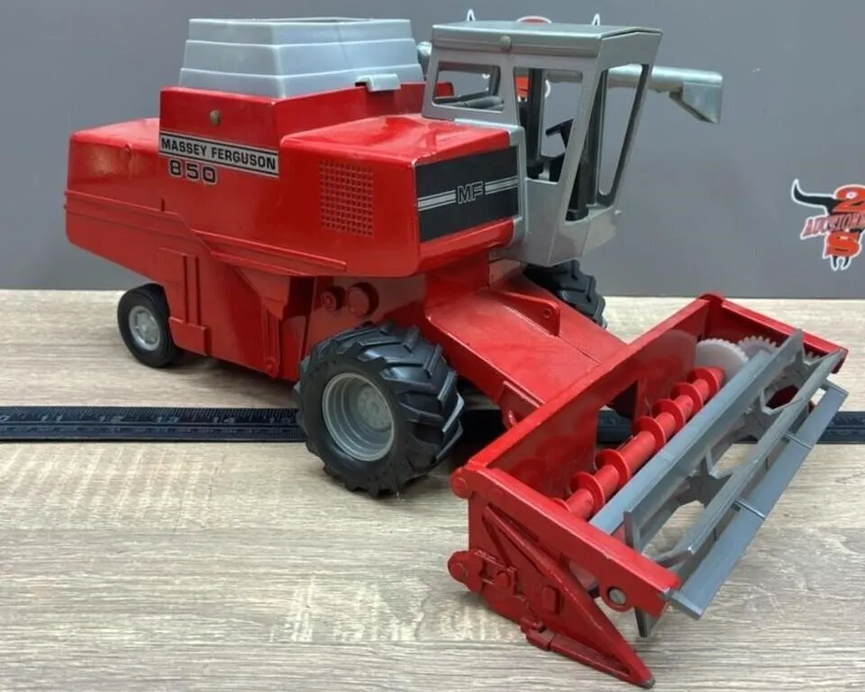 1:16 ERTL Massey Ferguson 850 Combine.