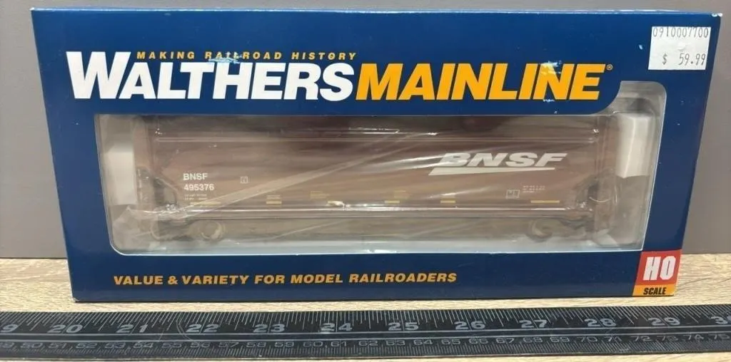 HO Walters Mainline BNSF 3-Bay Covered Hopper.