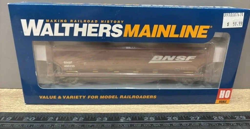 HO Walters Mainline BNSF 3-Bay Covered Hopper.