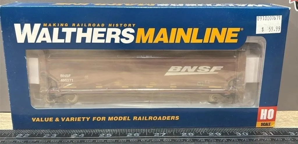 HO Walters Mainline BNSF 3-Bay Covered Hopper.