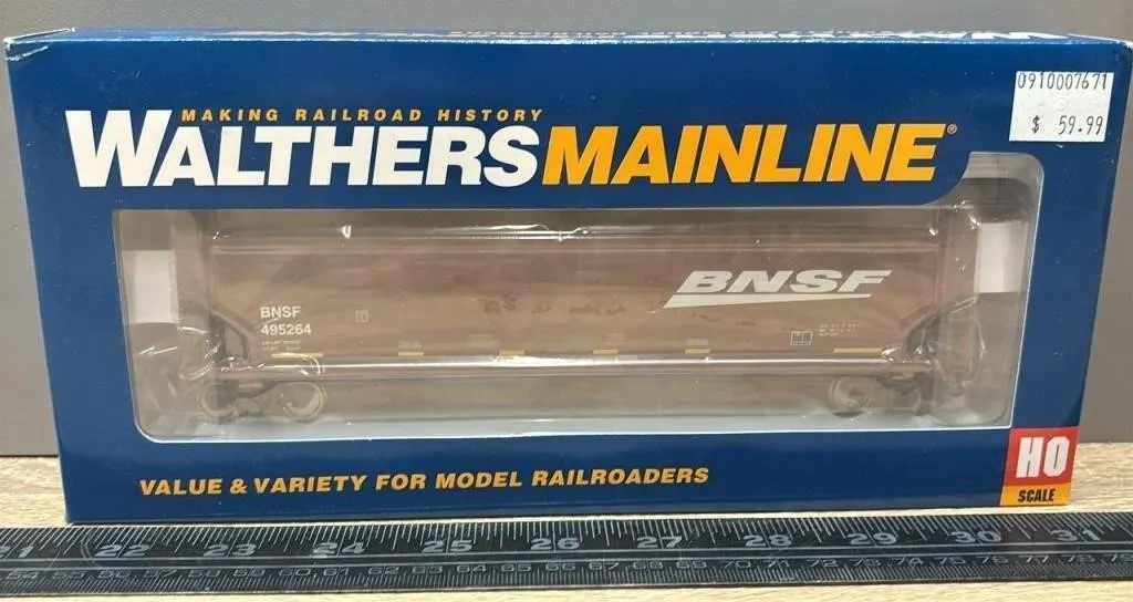 HO Walters Mainline BNSF 3-Bay Covered Hopper.