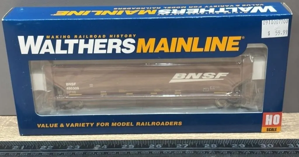 HO Walters Mainline BNSF 3-Bay Covered Hopper.