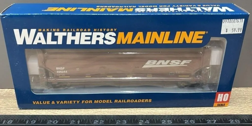 HO Walters Mainline BNSF 3-Bay Covered Hopper.