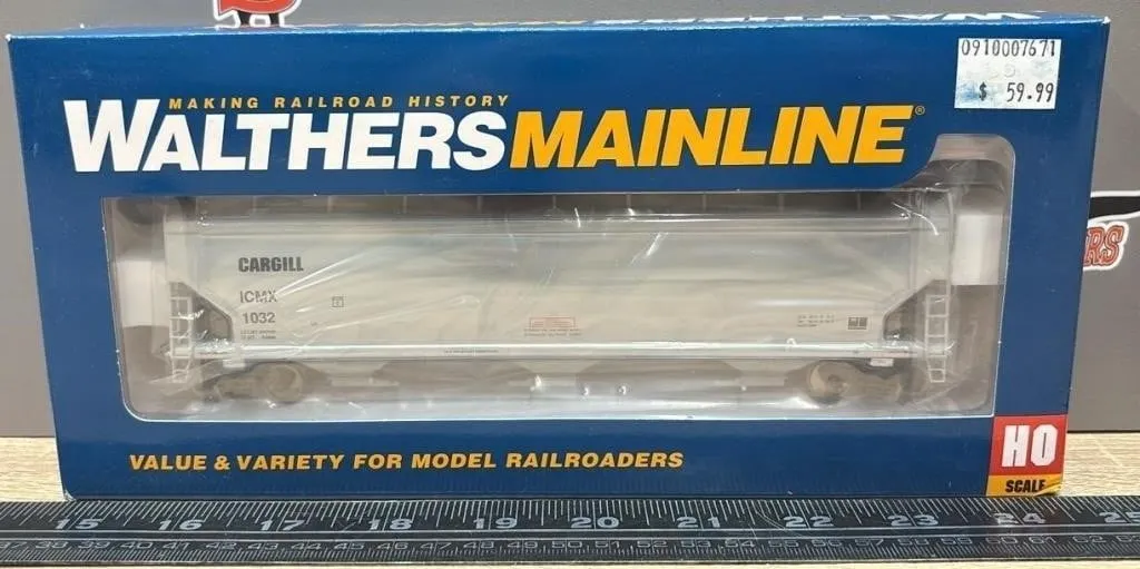 HO Walters Mainline Cargill 3-Bay Covered Hopper.