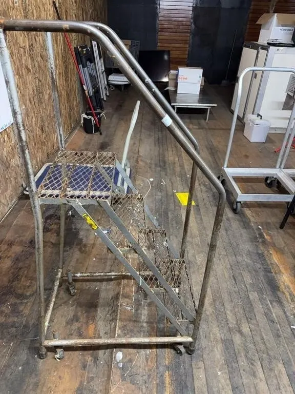 Rolling 4-Step Ladder