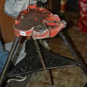INDUSTRIAL TRIPOD PIPE VISE