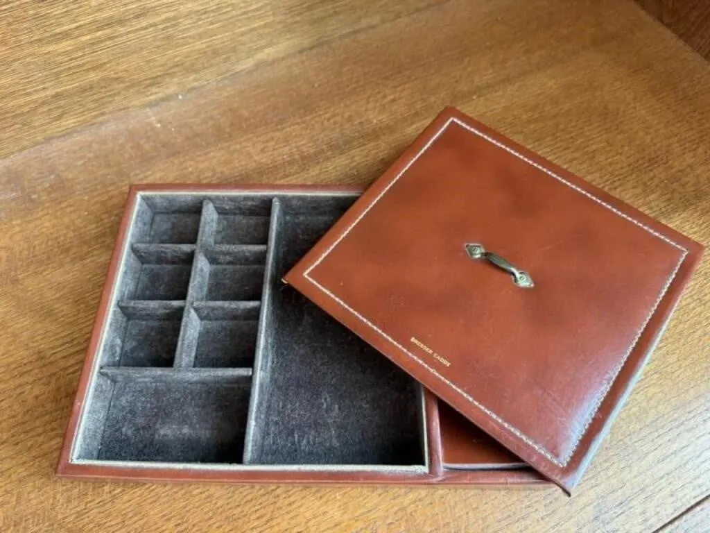 Dresser caddy, no contents included
