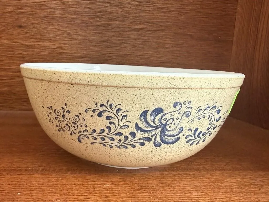 Vintage Pyrex Homestead mixing bowl