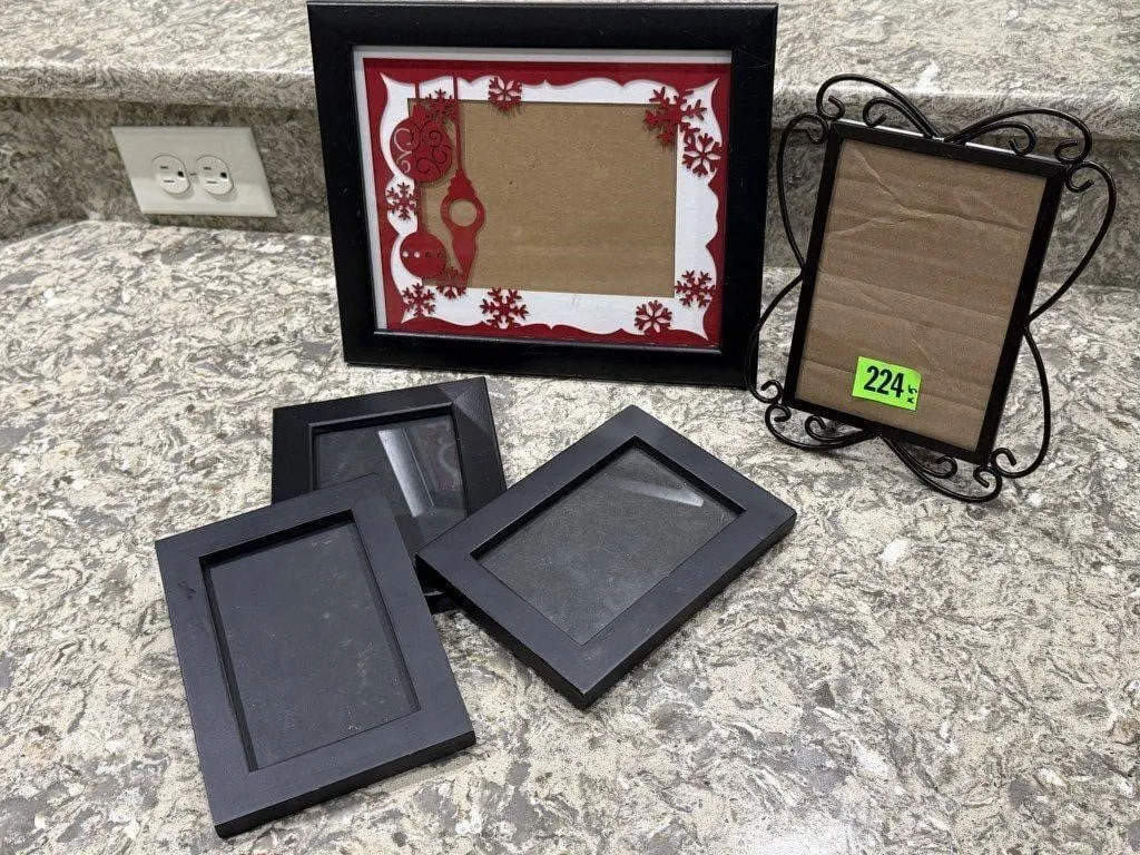 Black picture frames (5), holiday mat