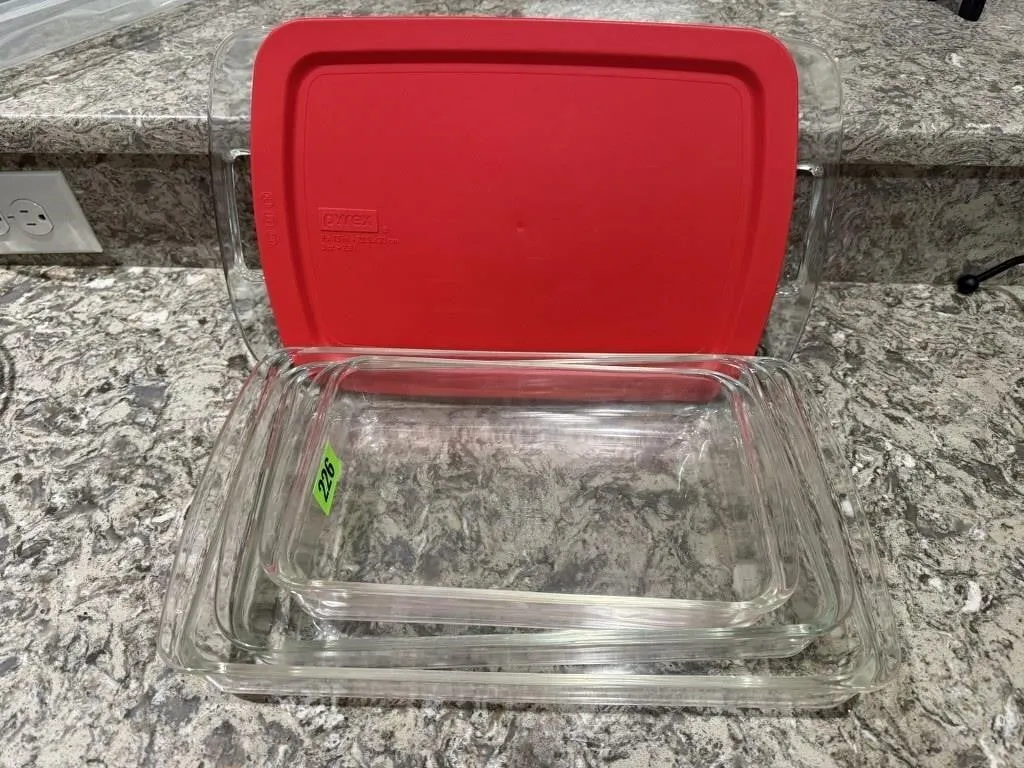 Pyrex baking dishes (4), one with travel lid