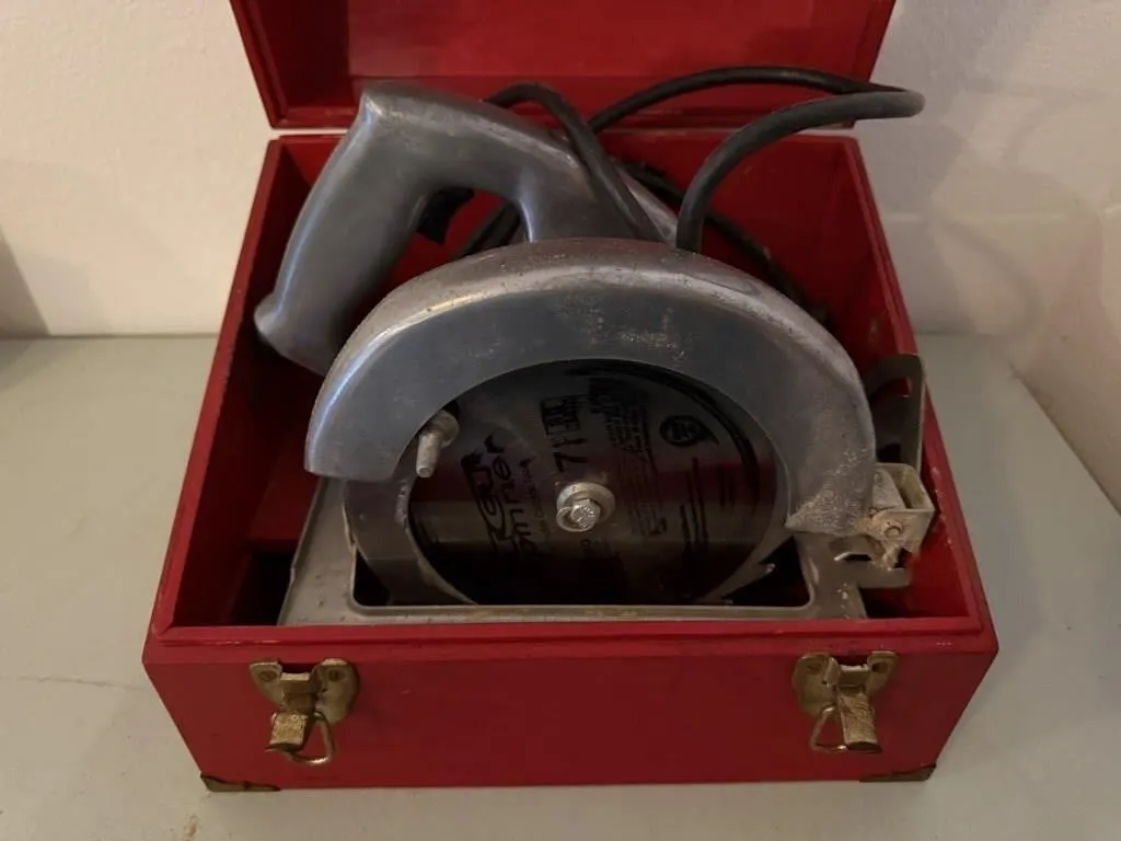 Universal 7 1/4" circular saw, wooden storage box