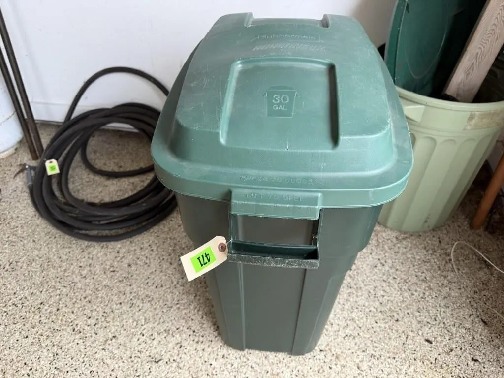 Rubbermaid Roughneck 30 gallon trash bin, brooms