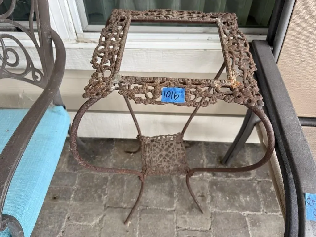 Metal stand, top is open