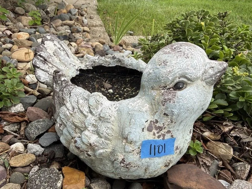 Lightweight bird planter