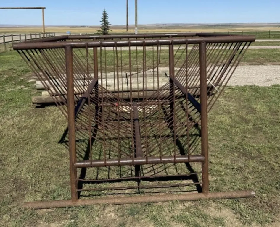 Bale Feeder For Small Animals
