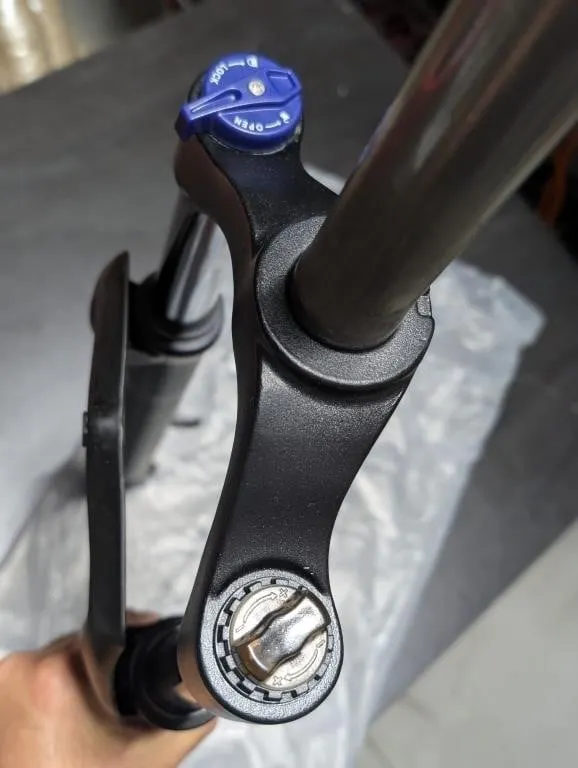 BICYCLE SUSPENSION FORK