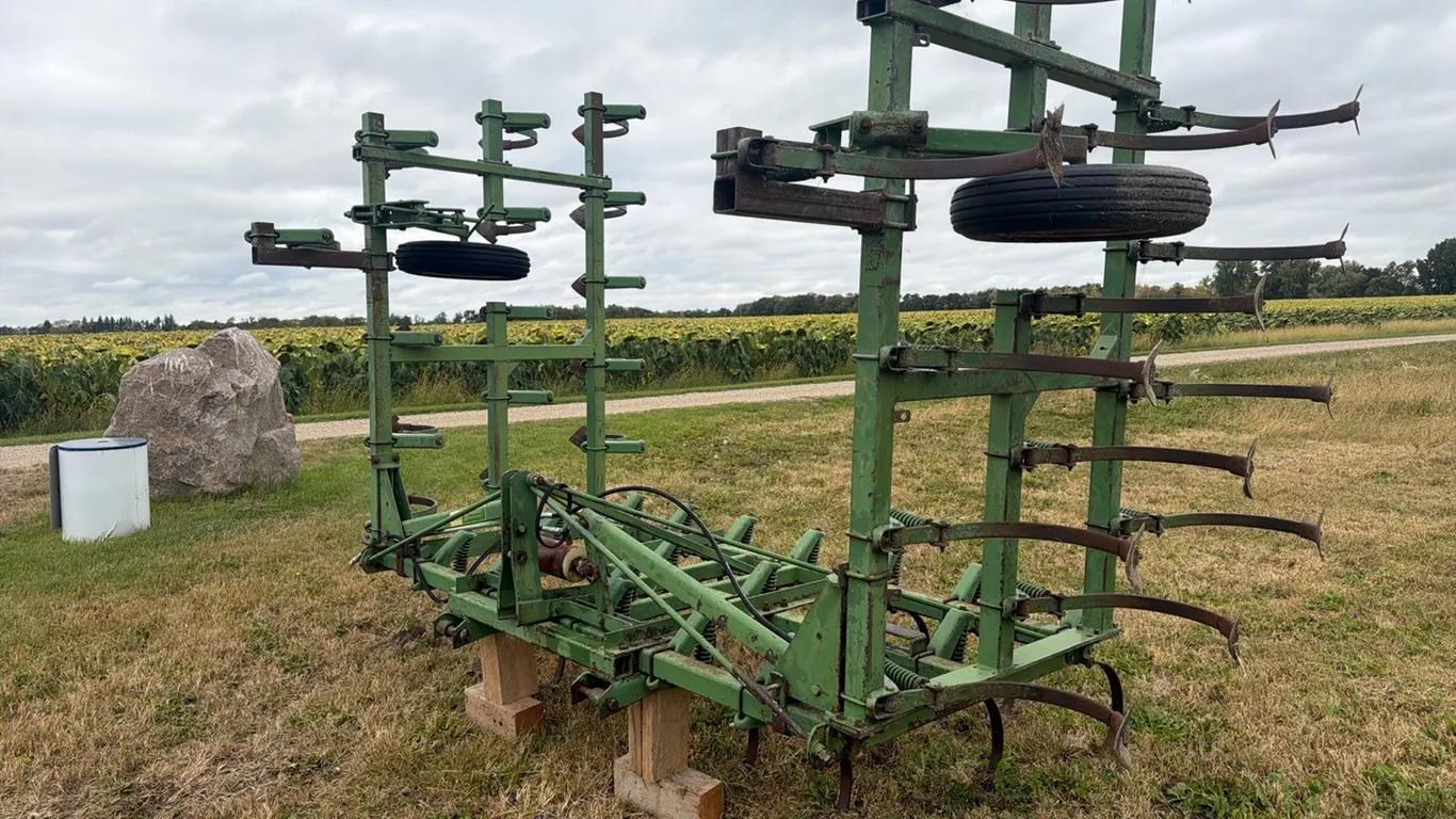 John Deere 1100 24’ 3pt cultivator