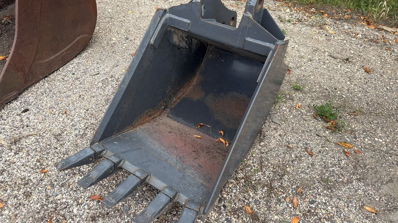 23” Excavating bucket