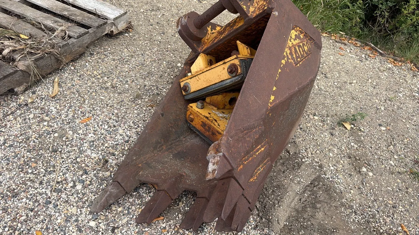 Adco 21” Excavating ripper bucket w/ pads