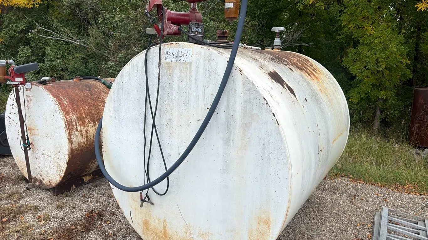 1000 Gallon fuel tank w/ Fill-Rite 20gpm pump, meter & nozzle