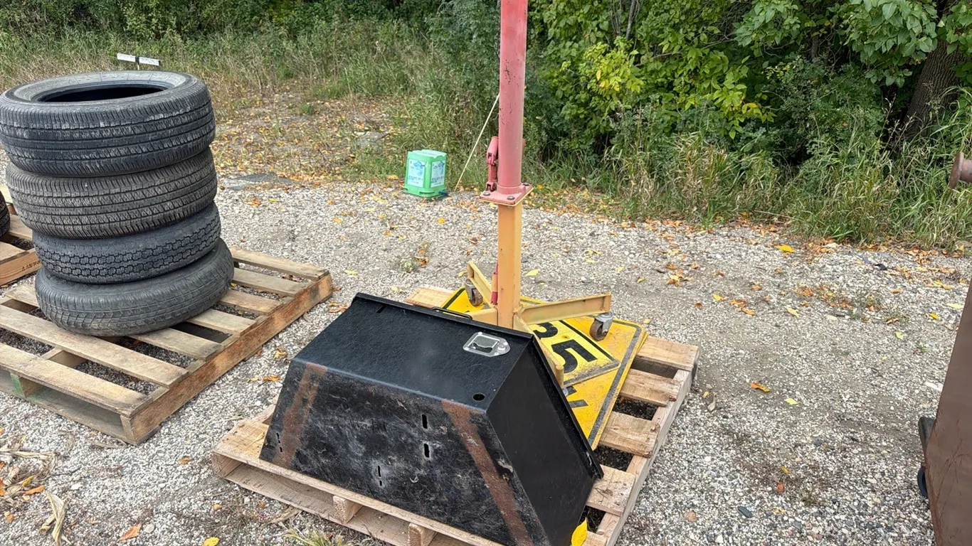 Hyd ram stand w/ trailer storage box & “Slow” caution signs