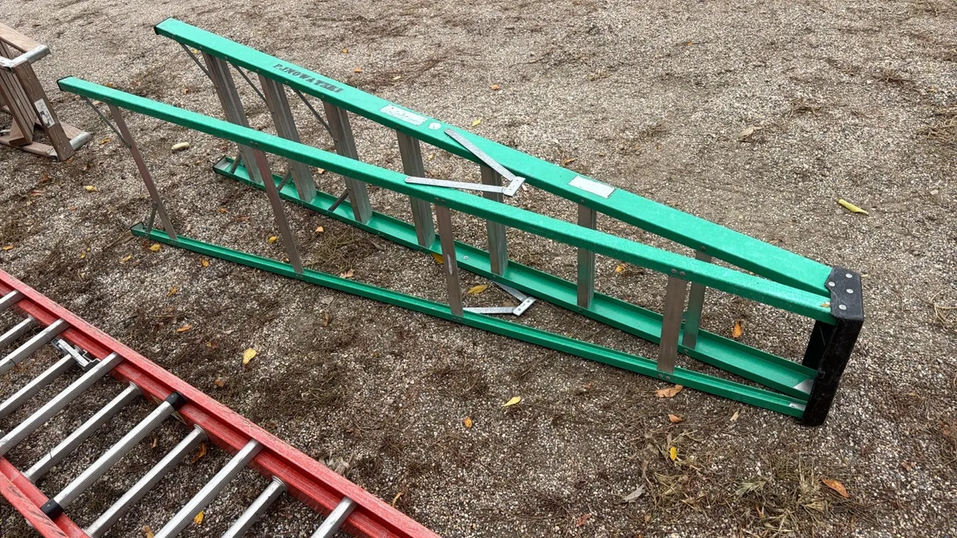 8’ Fiberglass step ladder