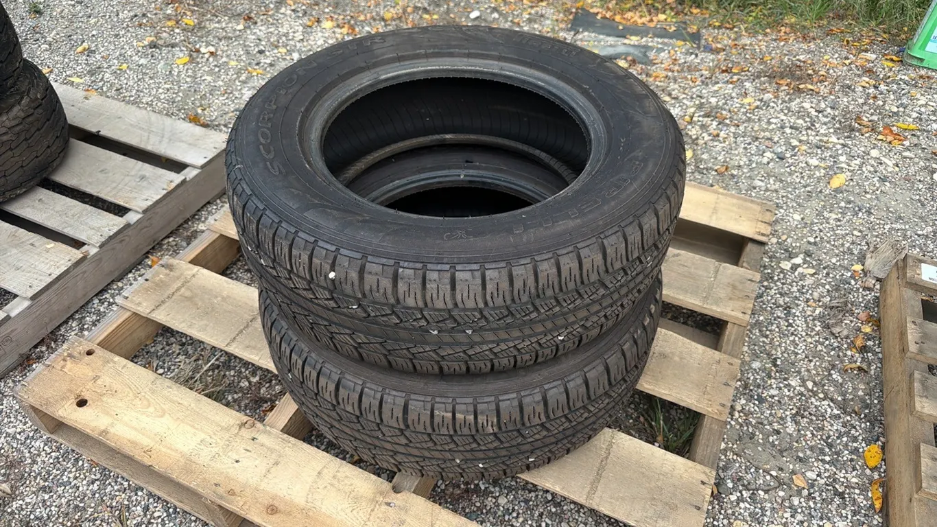 PR) Pirelli 215/65R16 tires
