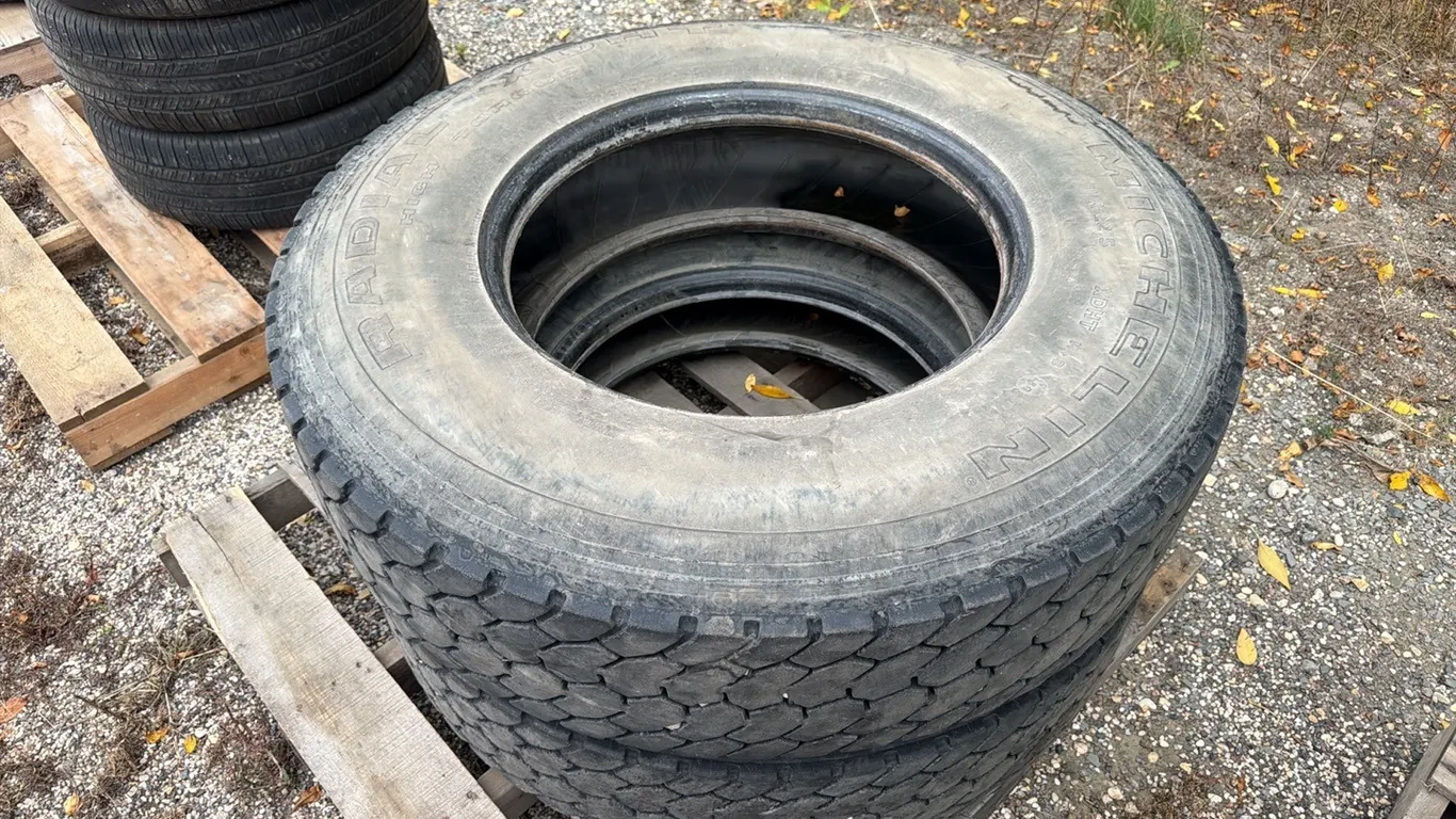 PR) Michelin 11R22.5 tires