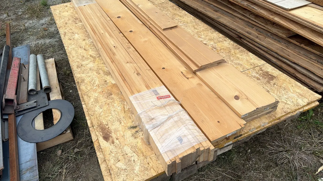 Large quantity of assorted wood