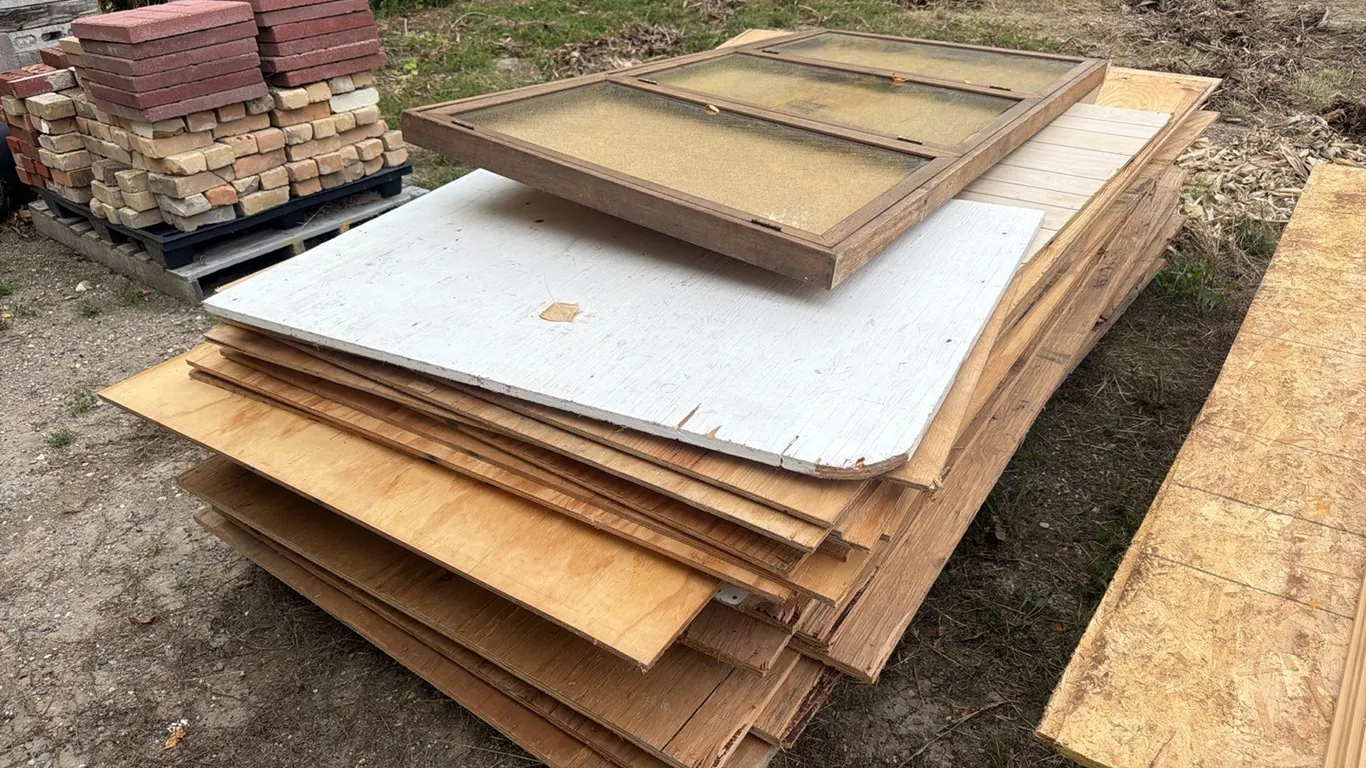 Large quantity of assorted plywood