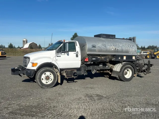 Etnyre Black-Topper CENTENNIAL 2000 gal on 2002 Ford F-750 4x2 Asphalt Distributor Truck
