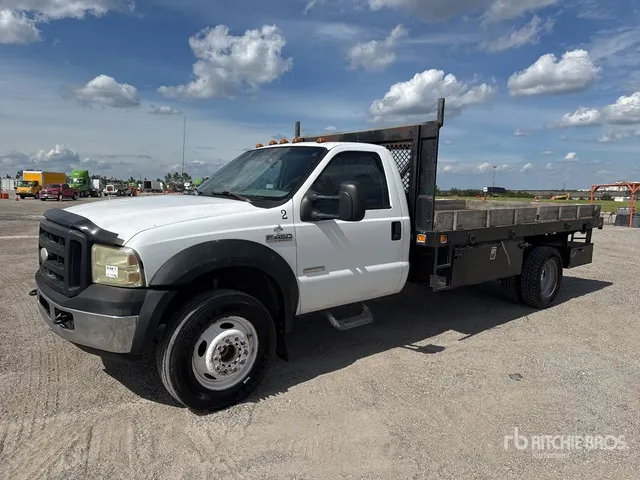2006 Ford F-450 XL 4x2 Flatbed Truck