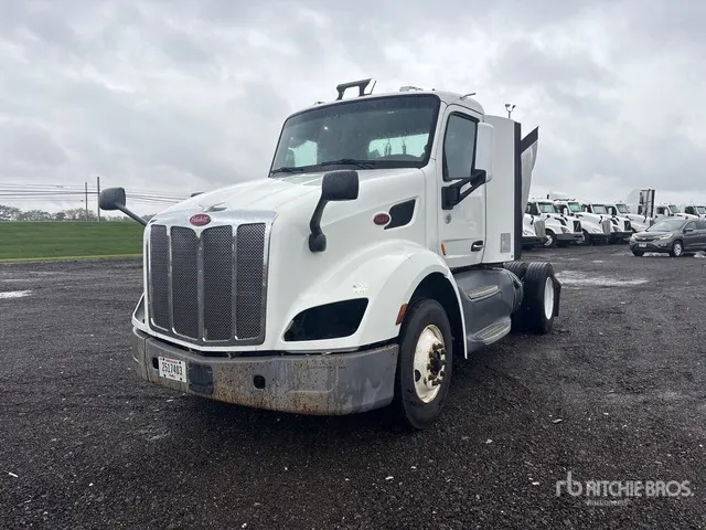 2017 Peterbilt 579 4x2 S/A Day Cab Truck Tractor