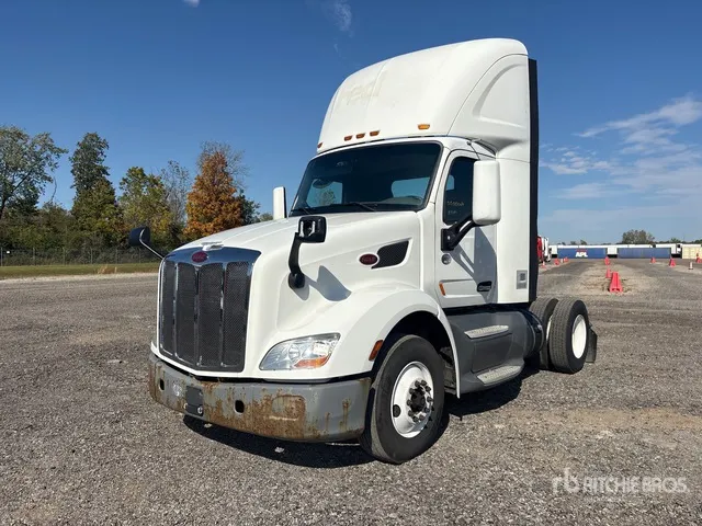 2017 Peterbilt 579 4x2 S/A Day Cab Truck Tractor
