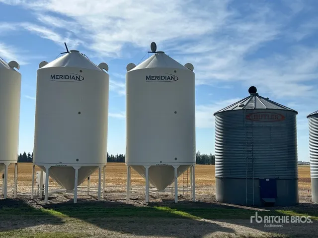 2010 Meridian GrainMax GM4000 +/- 4000 bu Smooth Wall Hopper Grain Bin