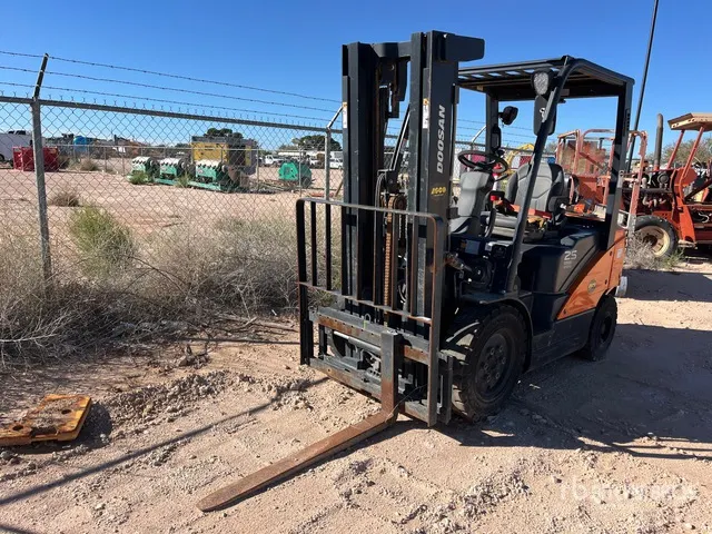 2022 Doosan G25E-7 4600 lb Pneumatic Tire Forklift
