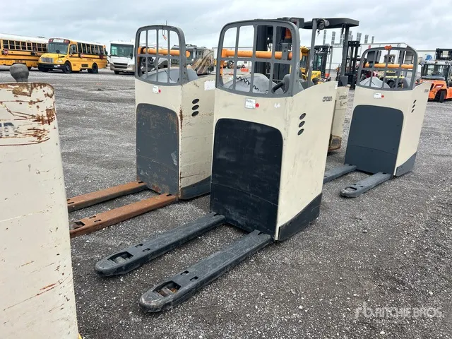 2018 Crown RT4020-45 4409 lb Electric Pallet Jack