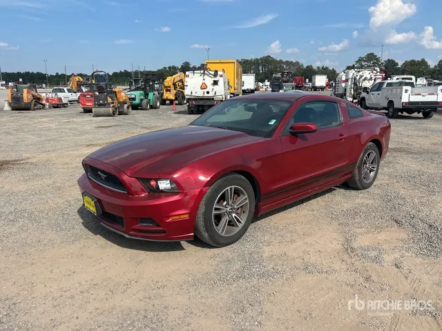 2013 Ford MUSTANG Automobile