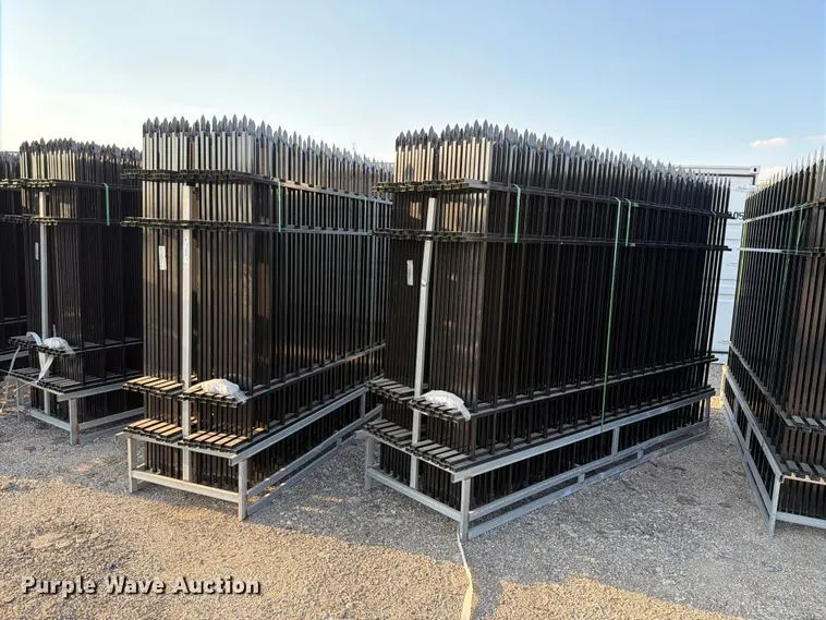 (44) EINGP F10 fence panels