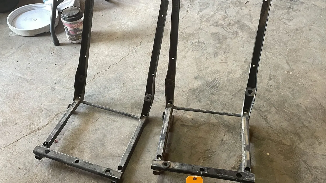 2 Metal Frames