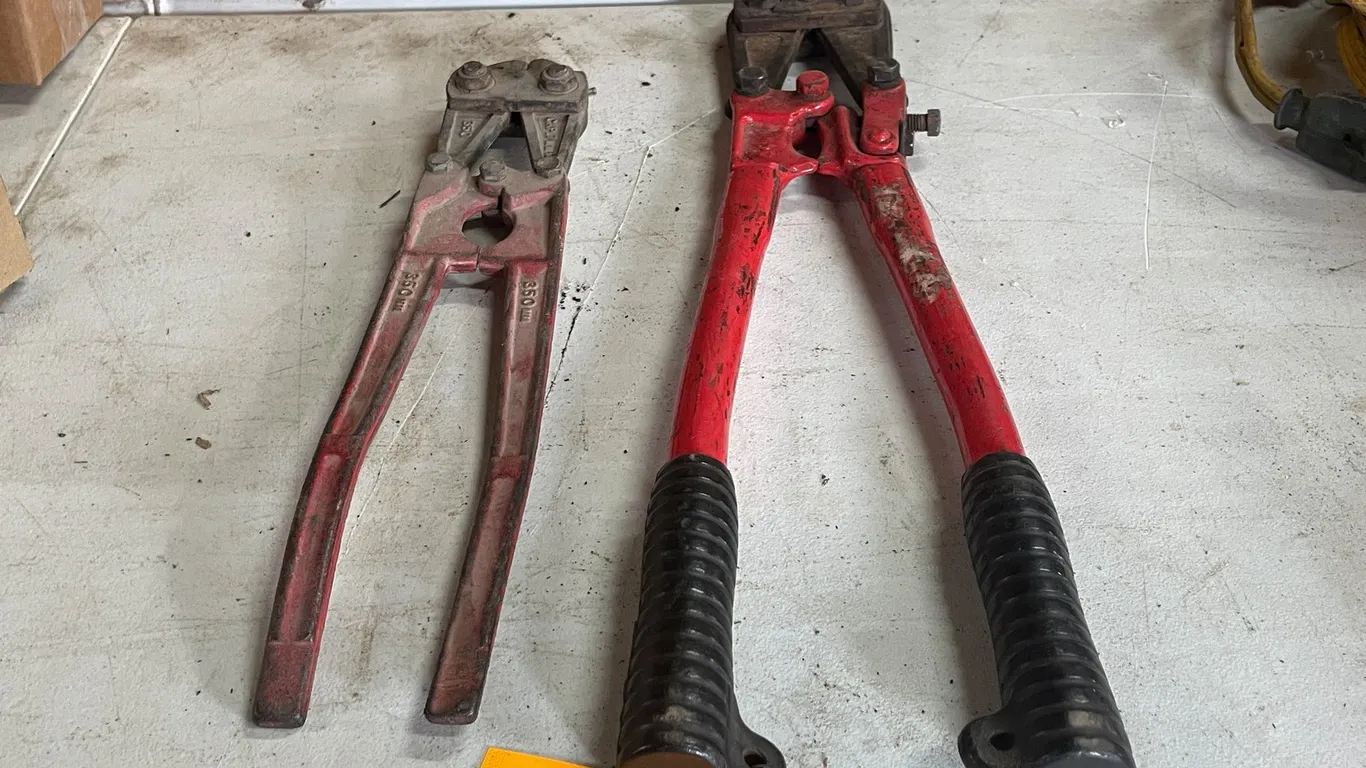2 Bolt Cutters