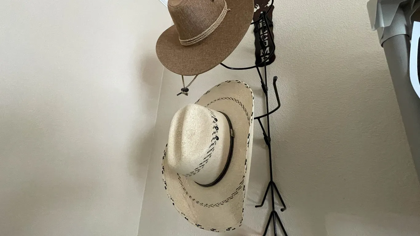 Rack with 2 Hats